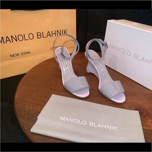 New Manolo Blahnik Albatius Lavender
Patent Wedge 38.5